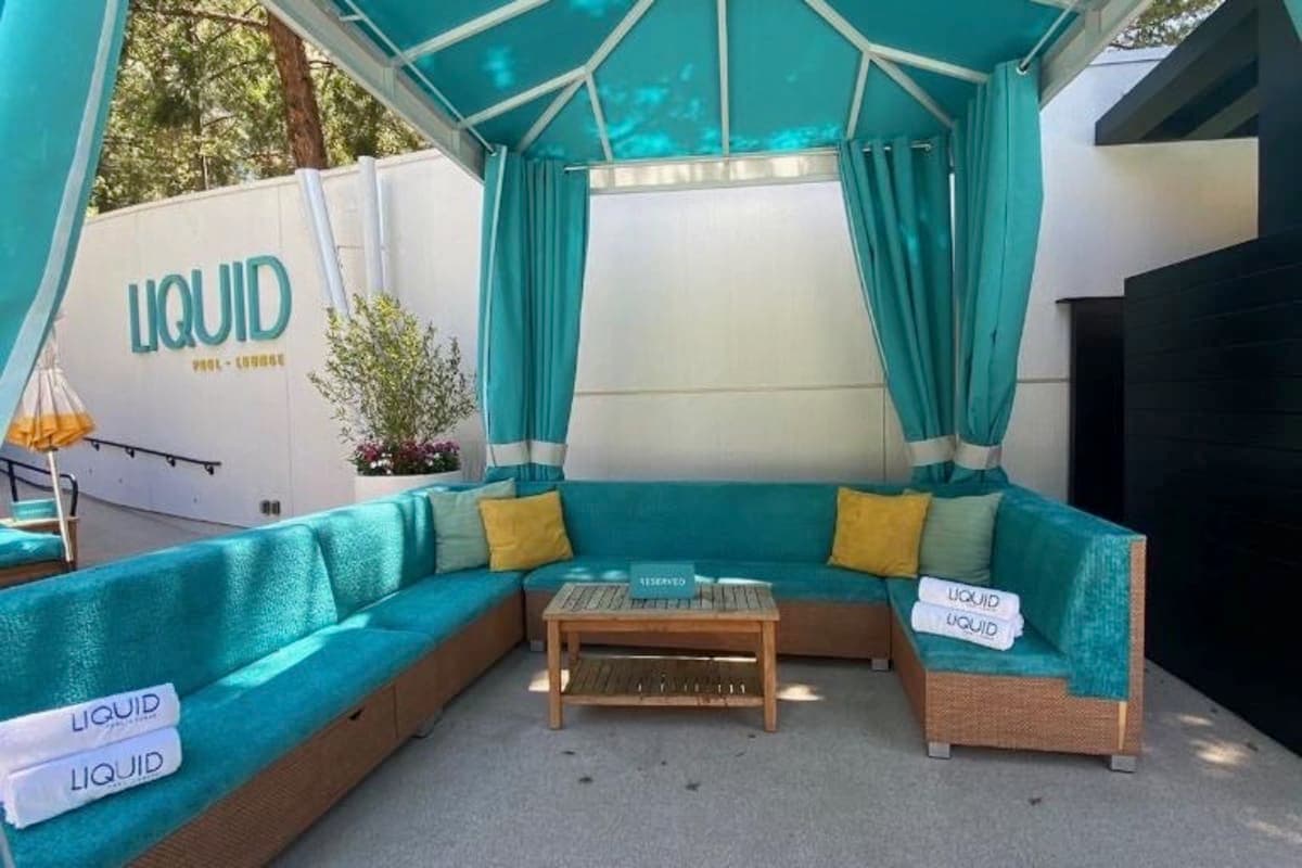 Liquid Pool Lounge